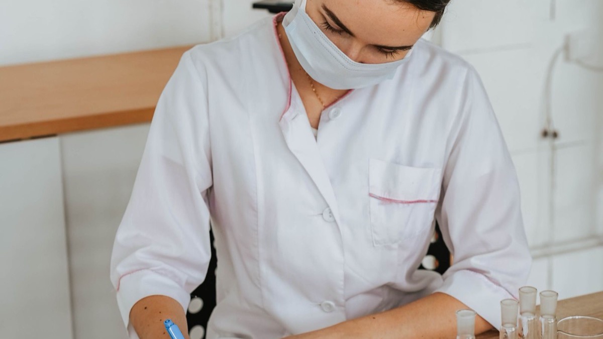 Người nghiên cứu ghi chép trong phòng thí nghiệm