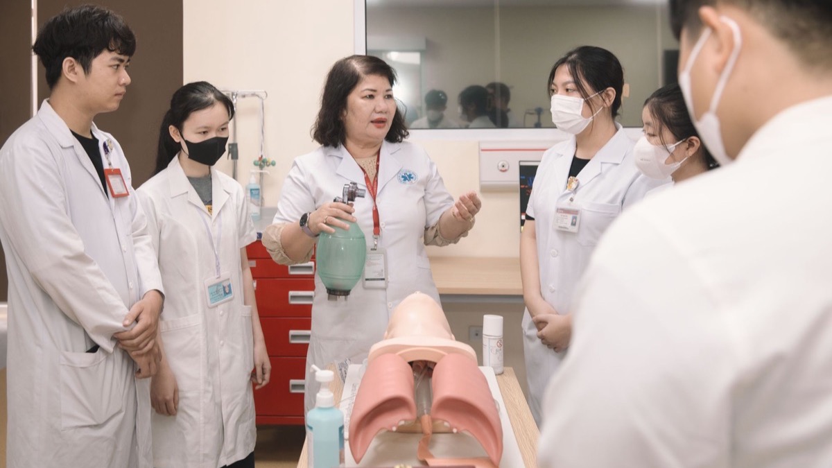 Sinh viên y khoa thực hành kỹ năng trên mô hình huấn luyện