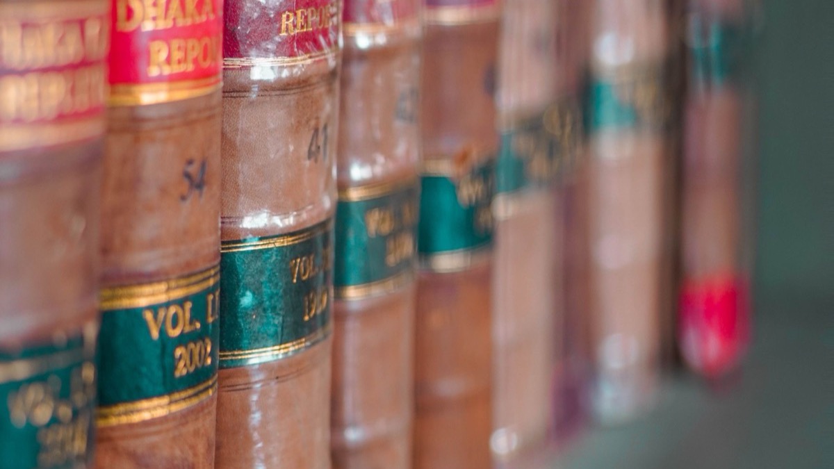 Leather-bound law volumes lined up on a shelf