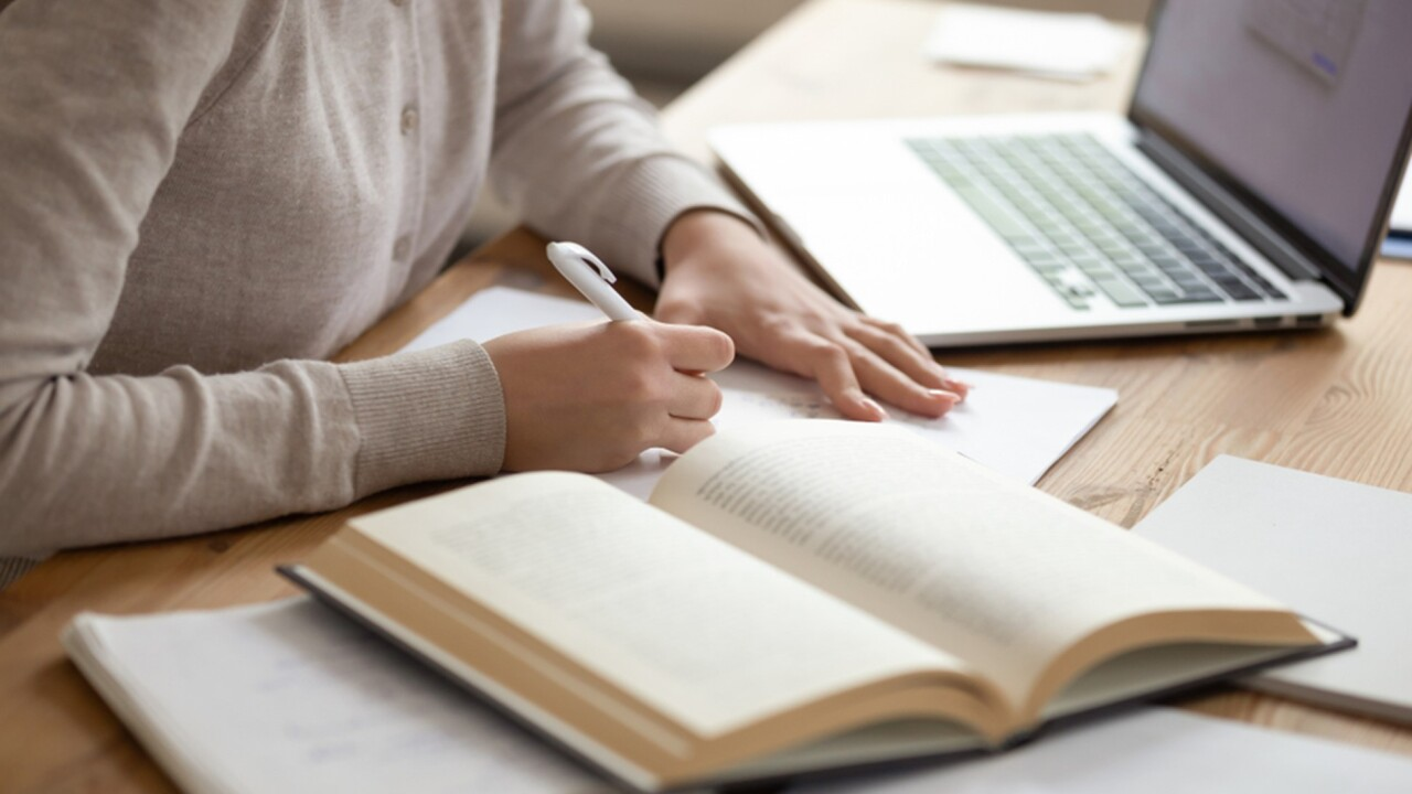 How Custom Essay Writing Services Reduce Students' Stress