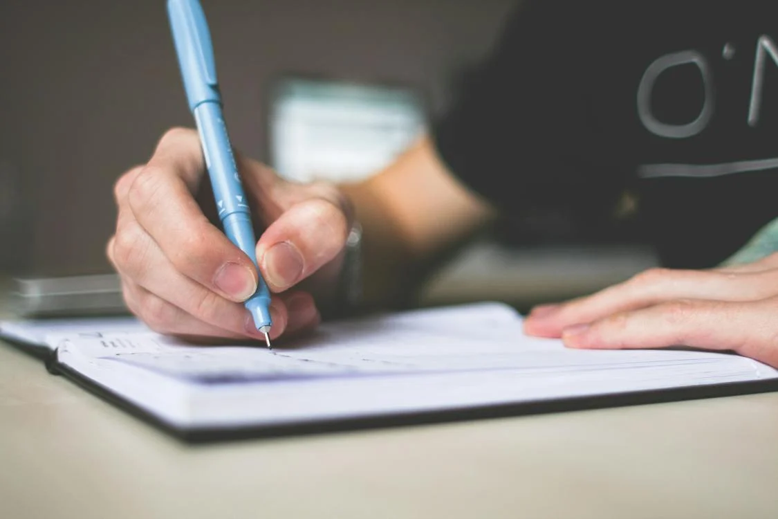 Title an essay acts as a bridge that helps connect the reader's attention to the article